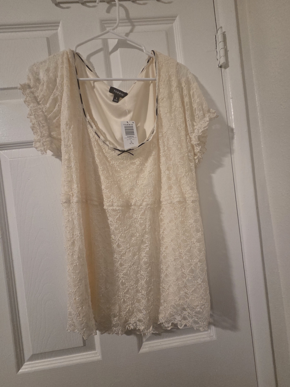 torrid Cream Lace Flutter Sleeve Scoop Neck Tunic